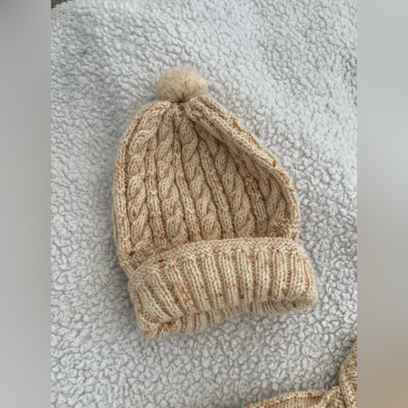 Adorable baby sweater and bonnet set - Picture 7 of 9